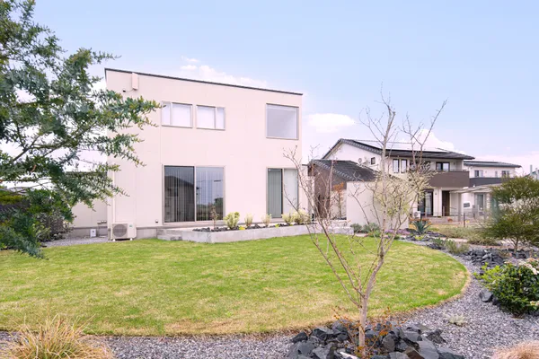 見え隠れを楽しむ家の外観・庭・中庭