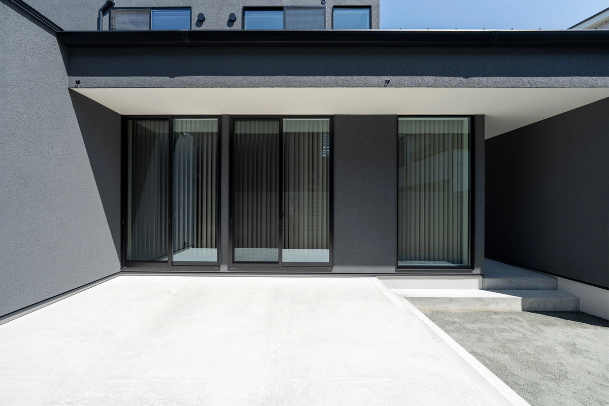 土間とテラスが続く家のテラス・デッキ