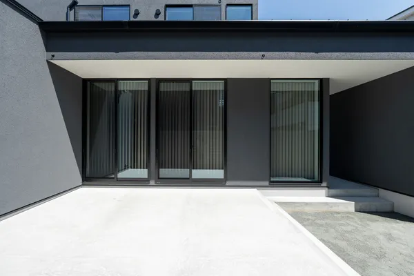 土間とテラスが続く家のテラス・デッキ