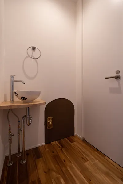 まるで猫のためのお家のトイレ