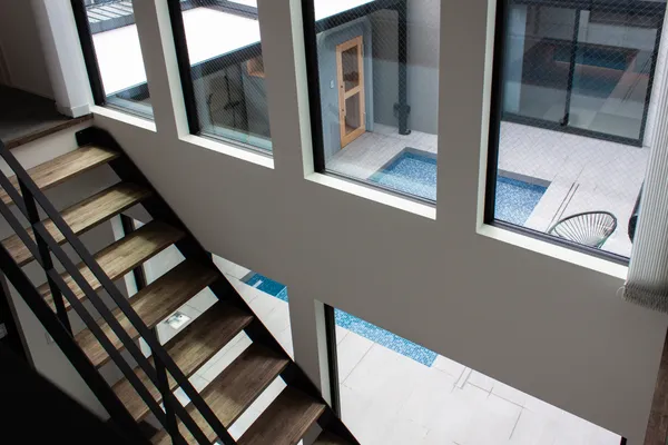 都市に溶け込むプライベートリゾートの吹き抜け・階段