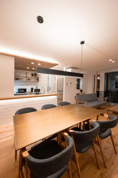 garden wall houseのダイニング・アクセントウォール・照明