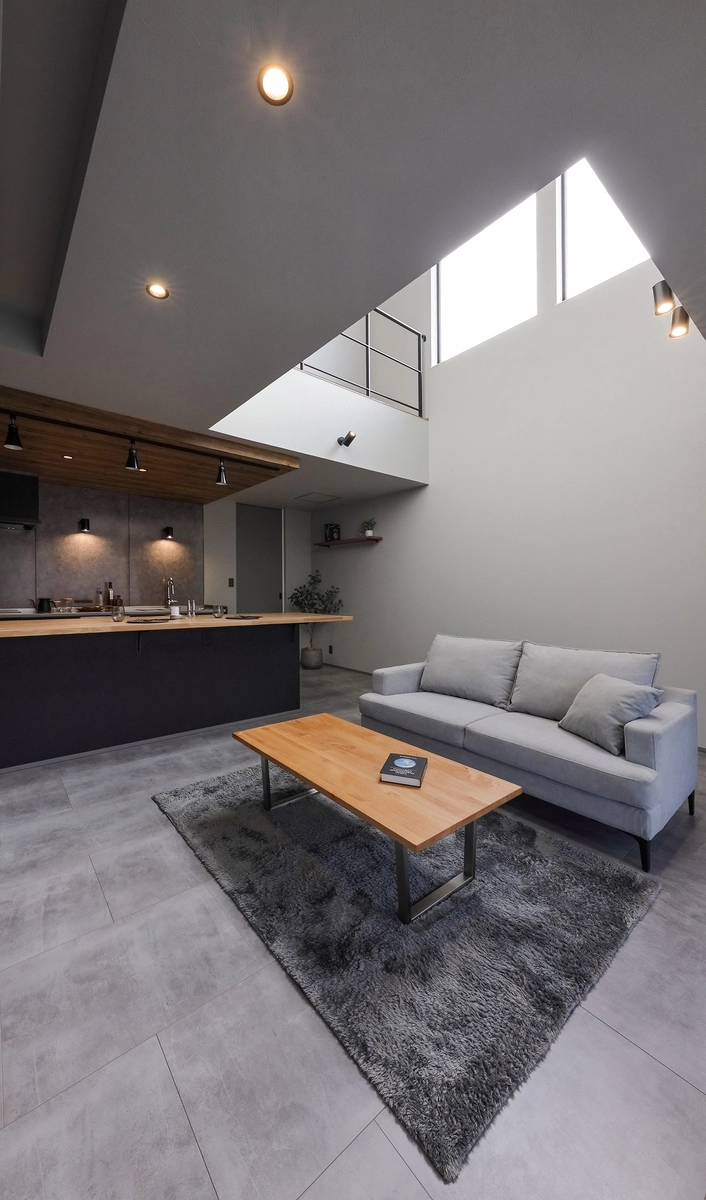 空へ抜けるグレーの家のリビング・ダイニング