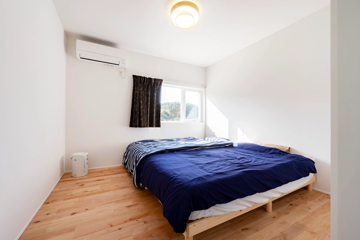 稜線を望む風景に包まれる平屋の寝室