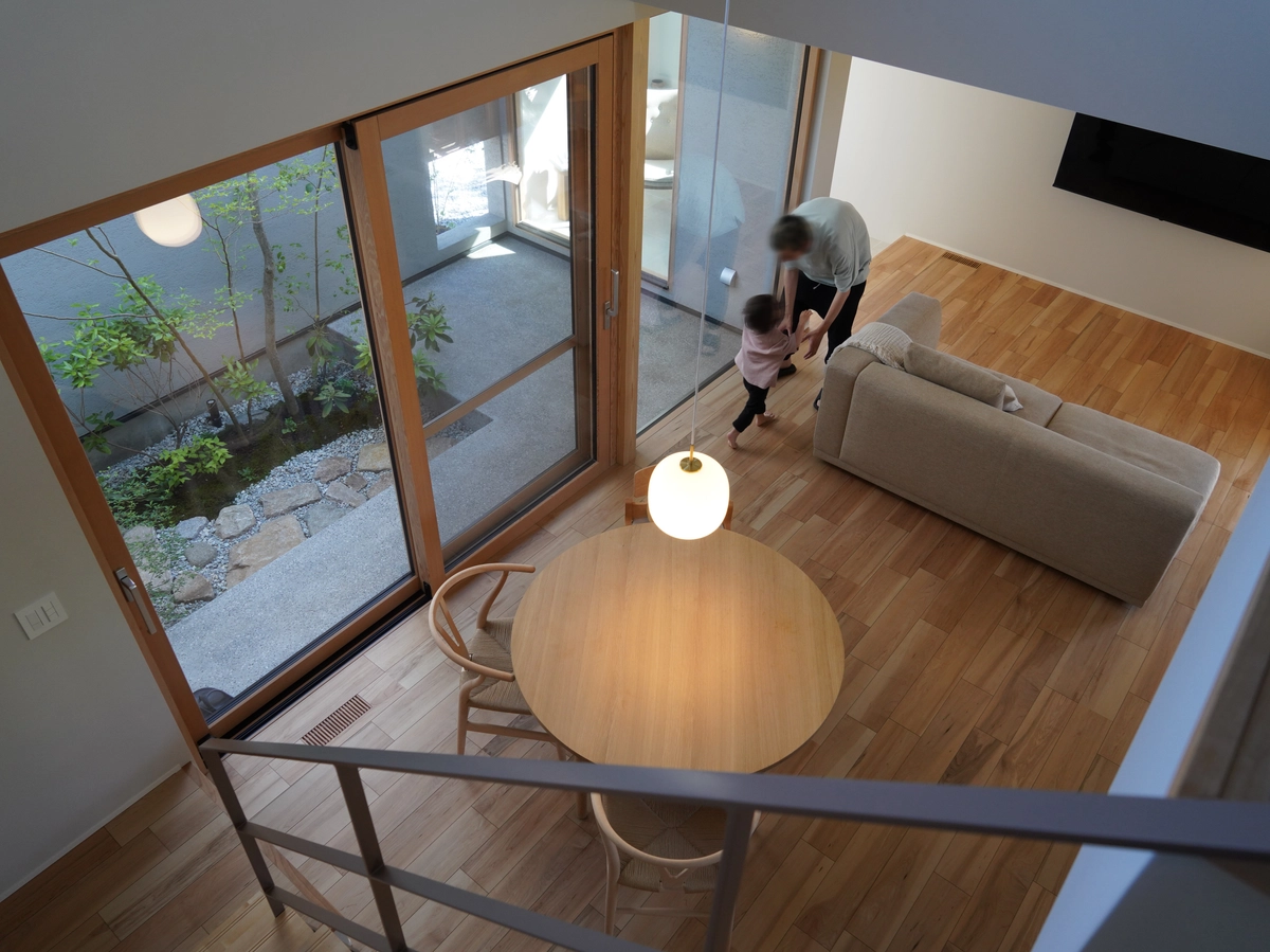 壁と庭が作り出す光と静寂の空間のリビング