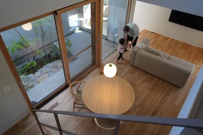 壁と庭が作り出す光と静寂の空間 サブ画像 左