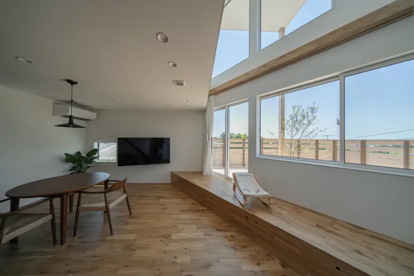 隅切りの家のリビング・吹き抜け