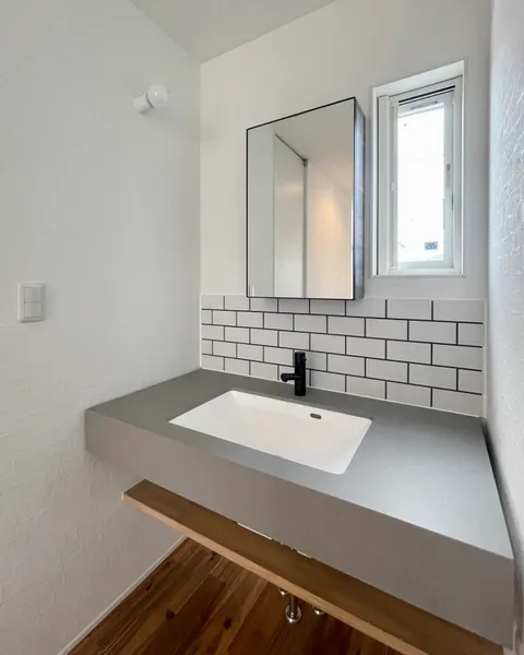 まるでリゾート 非日常な暮らしを叶えた住まいの洗面所