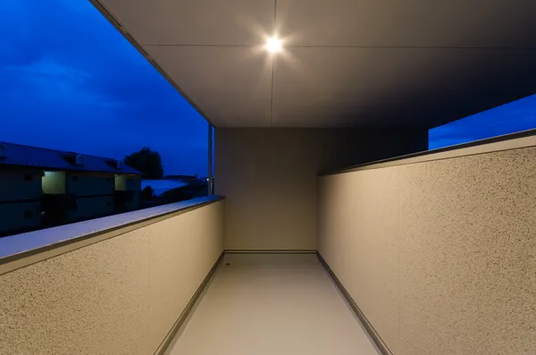 バルコニーが建物に個性的な魅力を添える家のバルコニー