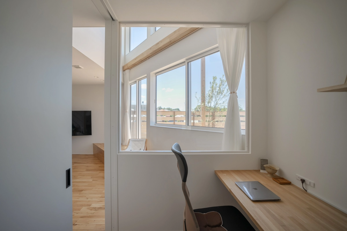 隅切りの家のワークスペース・室内窓