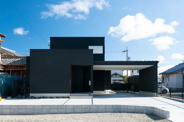 奥行きのあるモノクロの家の外観