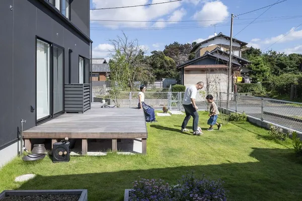 夫婦と子供2人のこだわりキッチンの２階建てのテラス・デッキ・庭・中庭