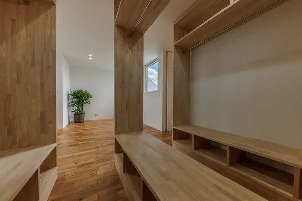 V字デザインが生み出す光と安心の空間						の収納スペース