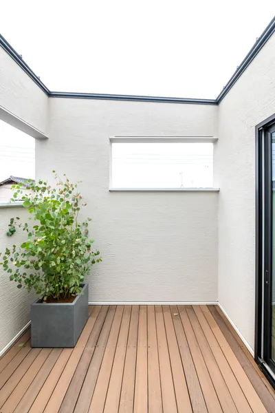 富士山の眺望とプライバシーの両方を叶えた家のバルコニー