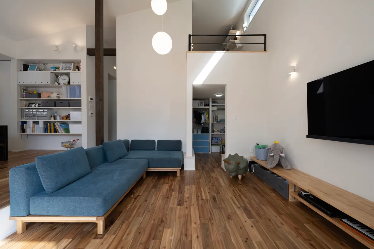 親子で暮らす時間を慈しむ 5つの床が連なる平屋 事例トップ画像