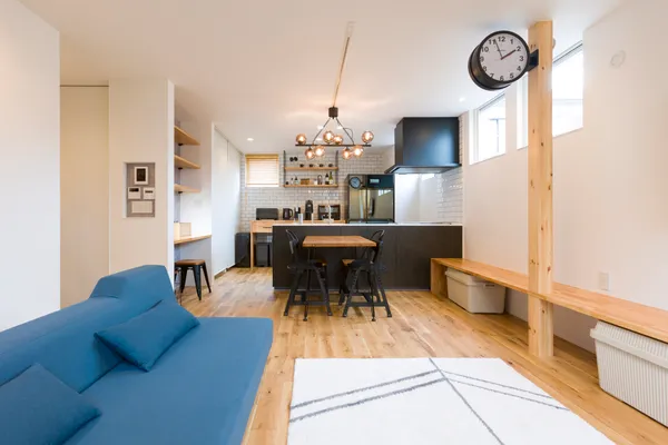 狭小地に建つ 空と光の家のダイニング・キッチン・収納スペース