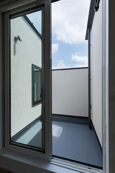 広がりと居心地の良さをあわせ持つ 大開口の家のバルコニー