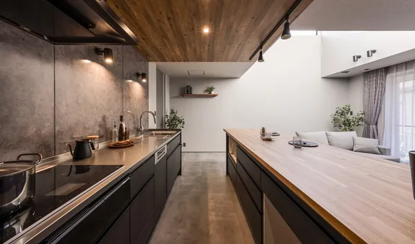空へ抜けるグレーの家のキッチン