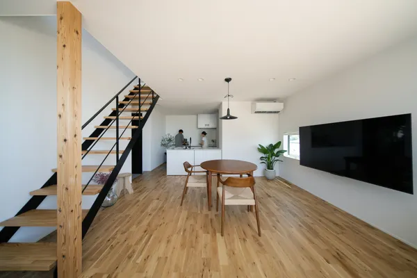 隅切りの家のリビング・ダイニング