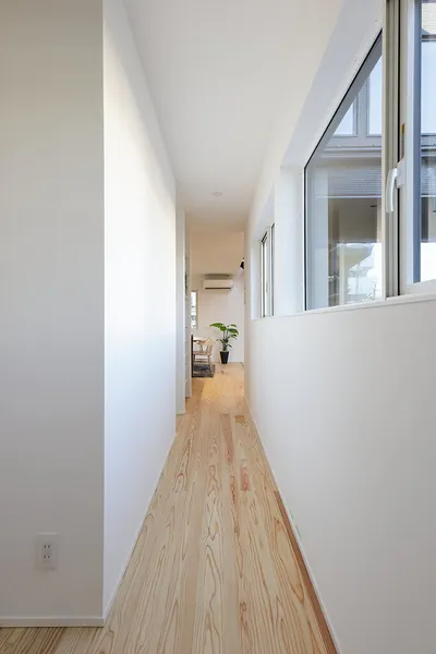 平屋ライクな吹き抜けリビングの家の廊下