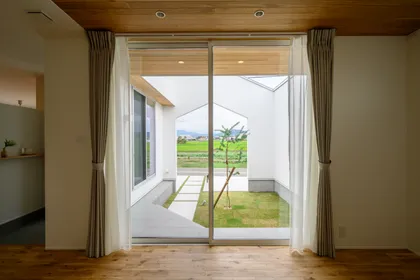 囲み庭のある家 サブ画像 右