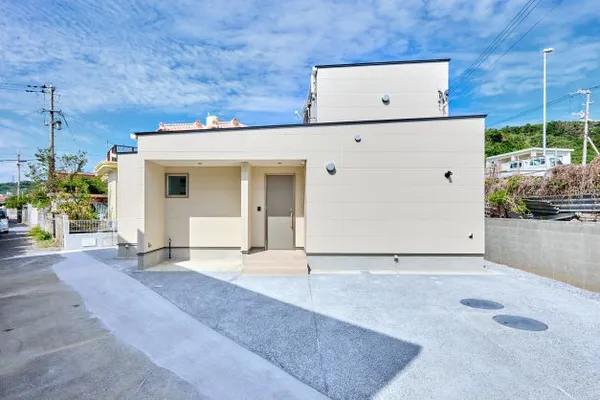 三角の敷地に建つ家の外観