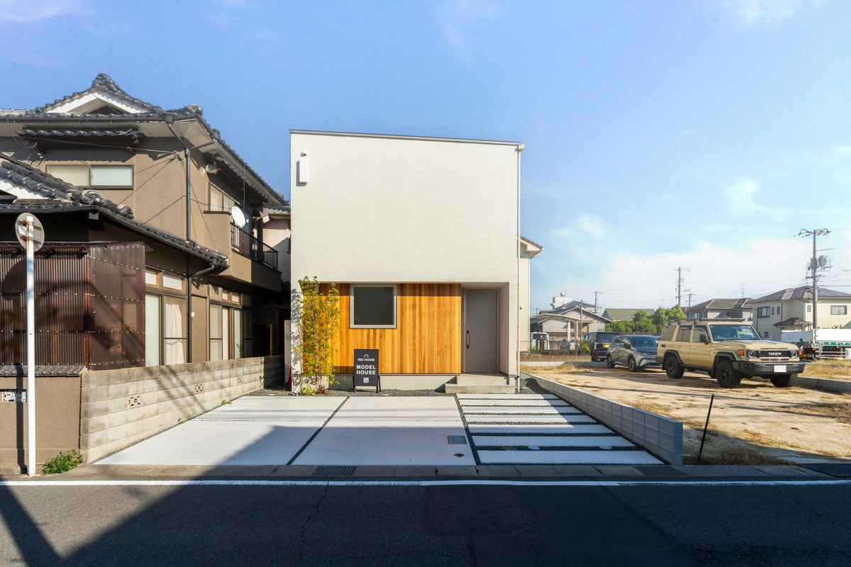 光と空につながる家の外観