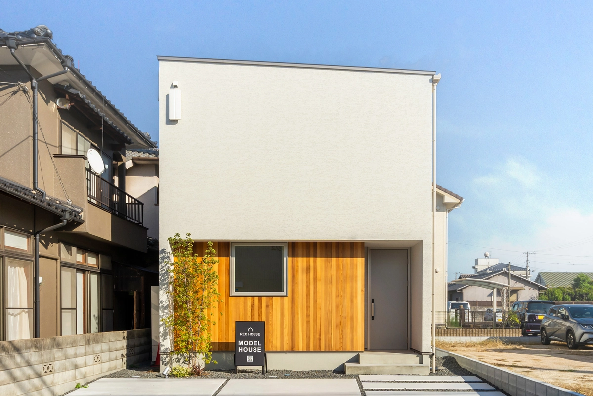 光と空につながる家の外観