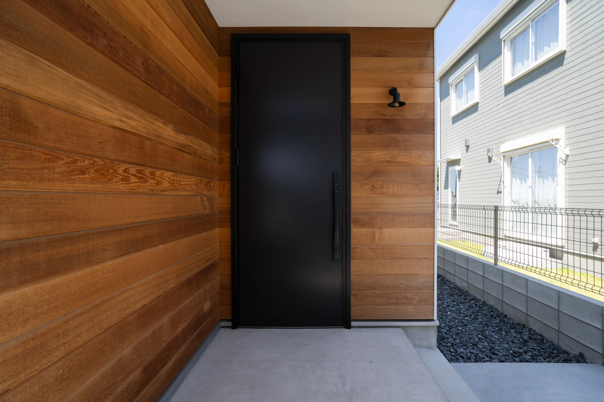 隅切りの家の玄関