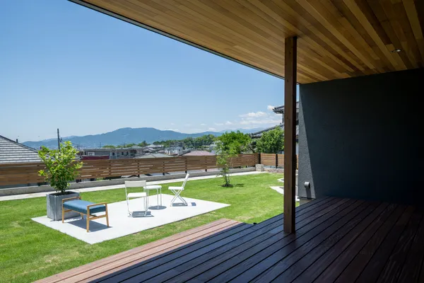 趣味を愉しめる カフェスペースのある平屋の軒下空間・テラス・デッキ・庭・中庭