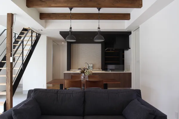 内と外 家族を繋ぐ家のダイニング・キッチン・階段