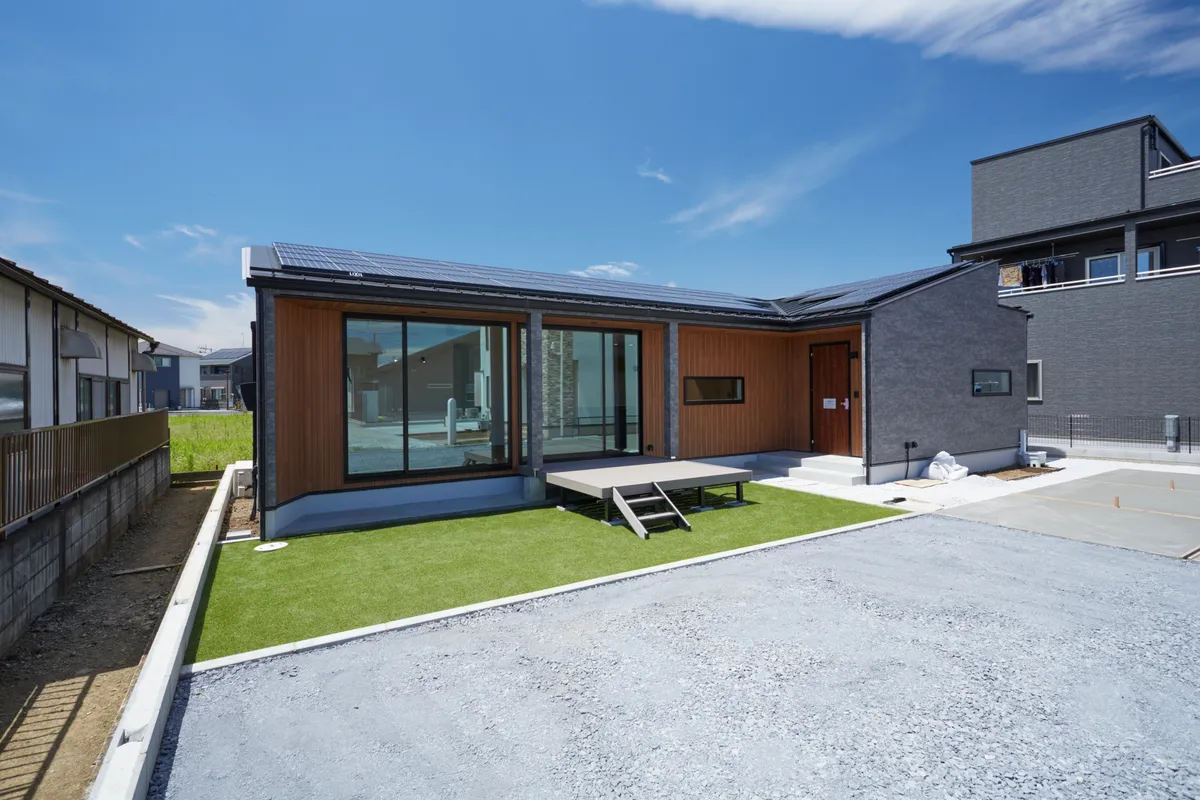 ウッドデッキで家族が集う L字型の平屋 事例トップ画像