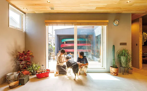 夫婦と愛犬の趣味を楽しむ平屋のリビング・土間
