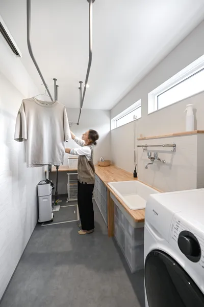 家族の距離がぐっと近くなる 間仕切りの少ないお家の家事スペース