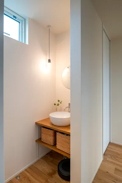 富士山の眺望とプライバシーの両方を叶えた家の洗面所