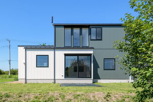 愛車も愛猫も眺めていたい ヌケのある家の外観