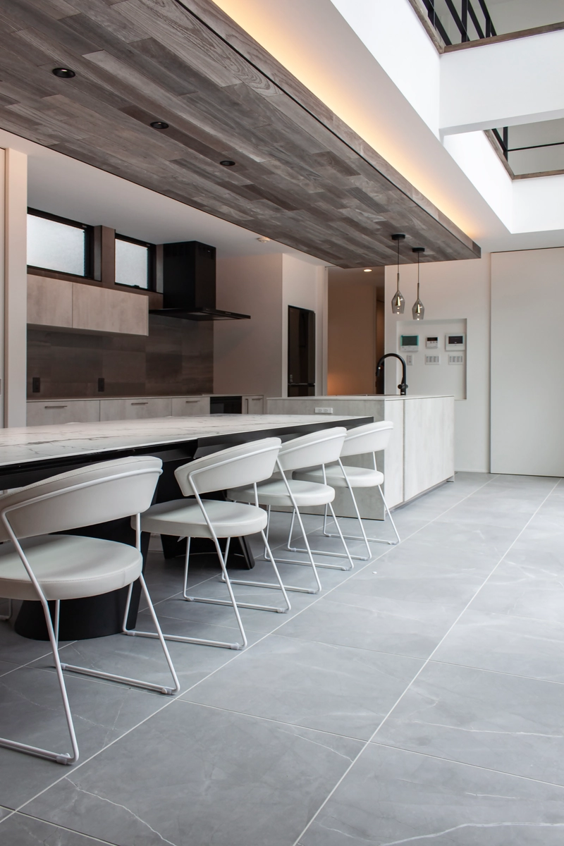 都市に溶け込むプライベートリゾートのダイニング・キッチン