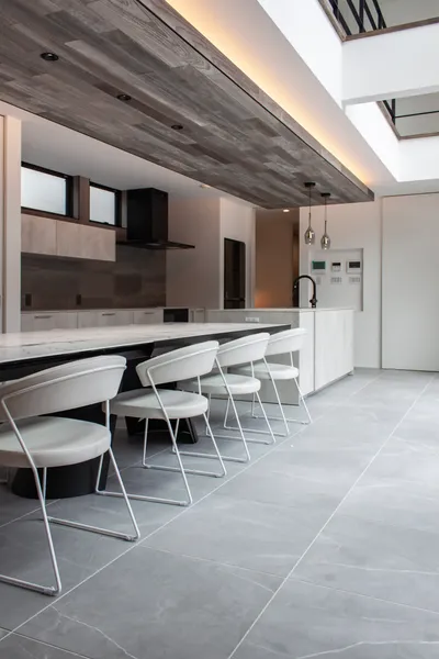 都市に溶け込むプライベートリゾートのダイニング・キッチン