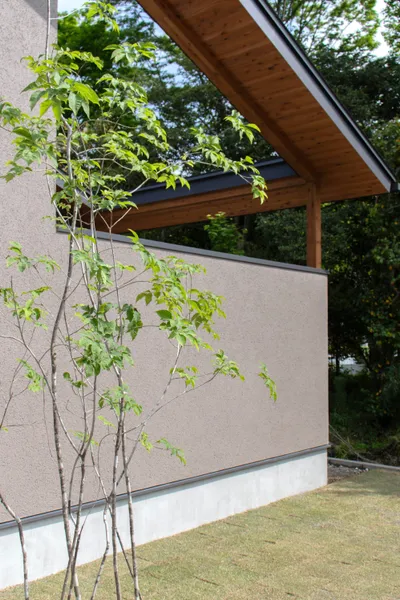 外に閉じ内に開く中庭のある平屋の外観