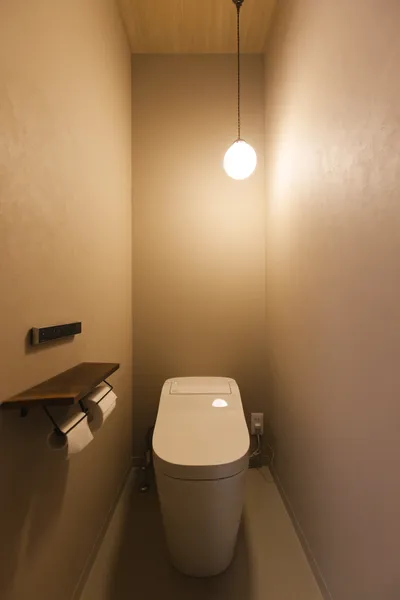 陽のぬくもりと生活する北欧モダンハウスのトイレ