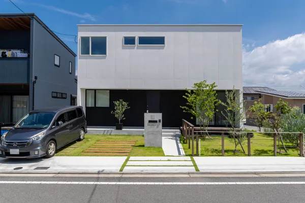 仕事場と居住空間が土間で繋がる家の外観