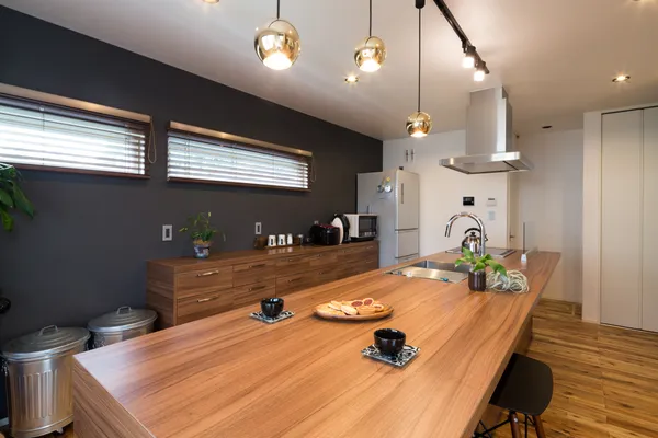 自然に囲まれ グリーンが心地よい癒しをもたらす家のキッチン