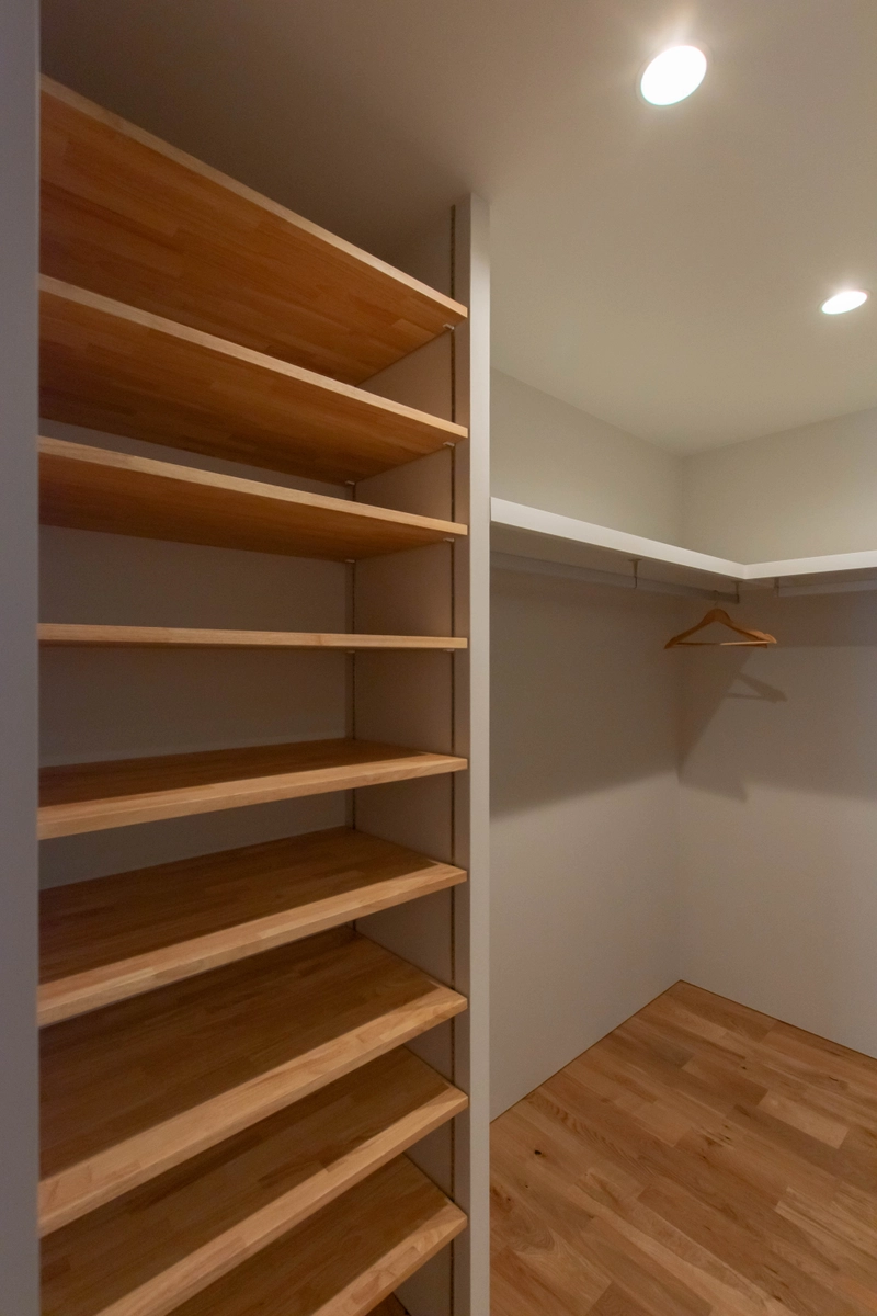 外に閉じ内に開く中庭のある平屋のクローゼット