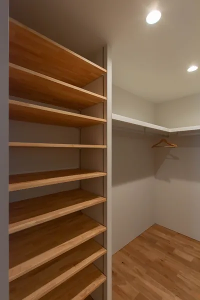 外に閉じ内に開く中庭のある平屋のクローゼット