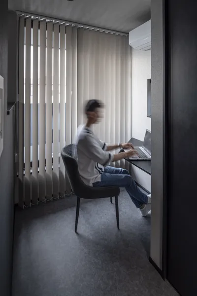 非日常感を楽しむホテルのような家のワークスペース