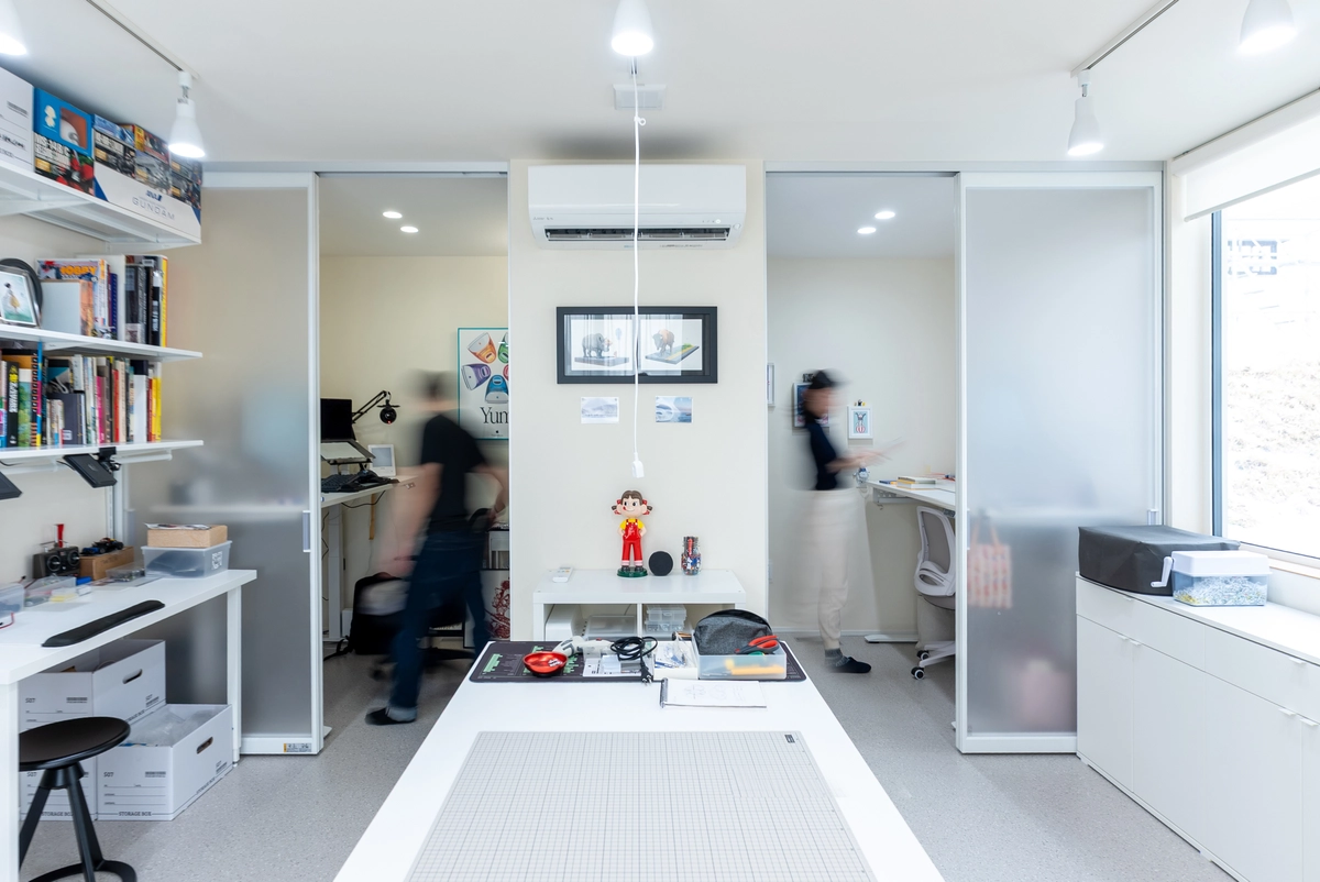 3層吹き抜けの住めるアートギャラリーのワークスペース