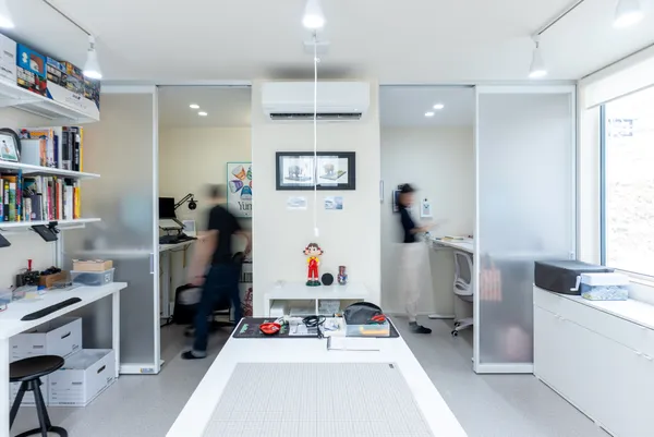 3層吹き抜けの住めるアートギャラリーのワークスペース