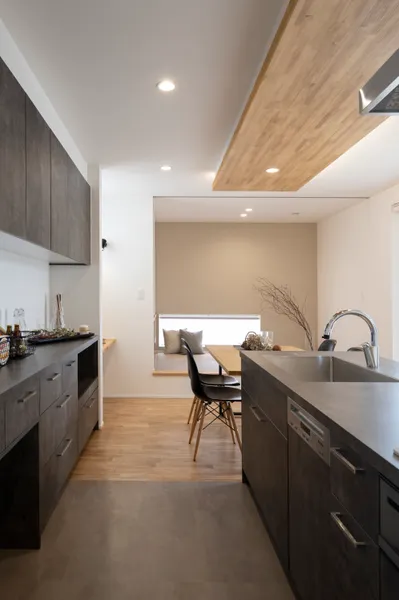 パブリックなスキップフロアのある家のキッチン