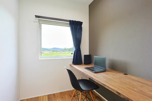 家族が集まる のびやかな平屋建ての家のワークスペース