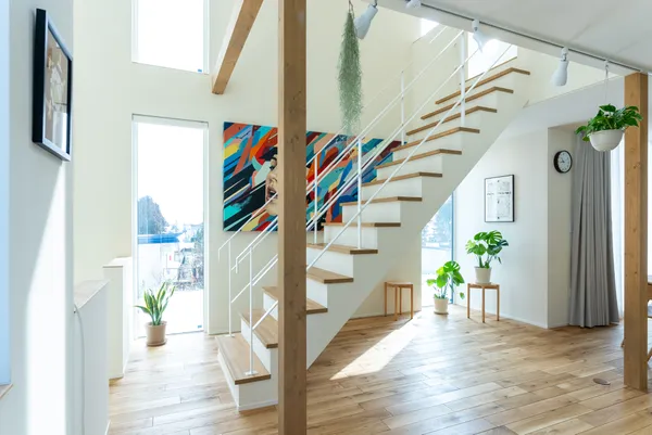 3層吹き抜けの住めるアートギャラリーの吹き抜け・階段